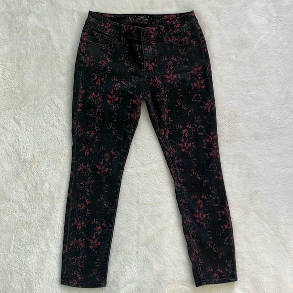 Lucky Brand Lolita Capri Black & Red Printed Denim Jeans Size 4 | 27 - Picture 4 of 8